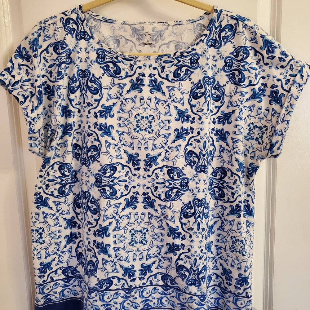 db blue and white print short sleeve knit top size XL